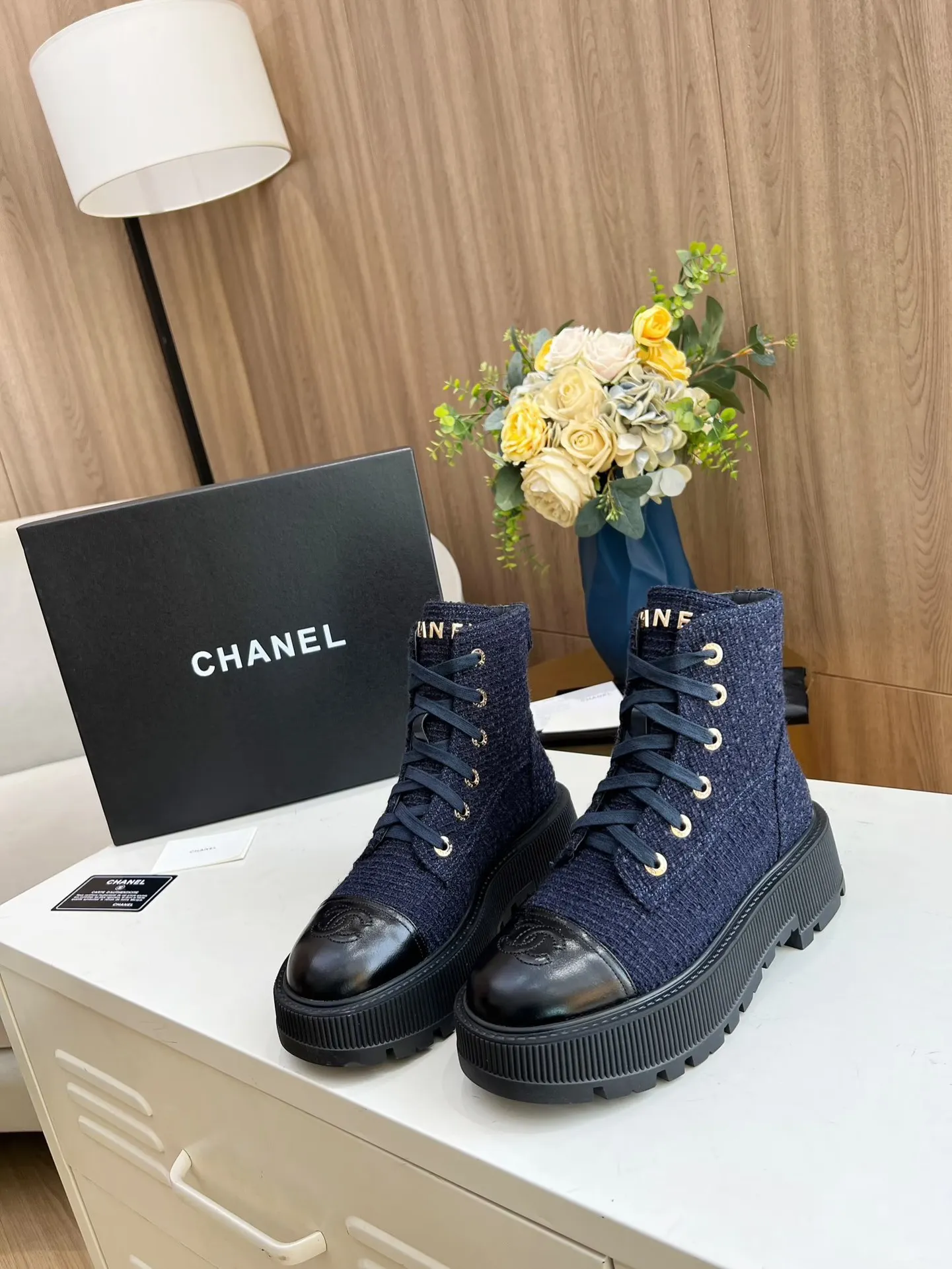 👟👟Ex-factory price 560👟👟 The original model of the new autumn and winter Chanel ankle boots✅ The strap design is super easy to put on and take off, the toe logo is electro-embroidered, the tongue is also a metal brand logo, fabric: special material, lining/foot pads: cow lining, ultra-light rubber non-slip and wear-resistant outsole, color: black, white, blue, code number: 34-41 (34, 41 need to be customized) Packaging: cloth bag card